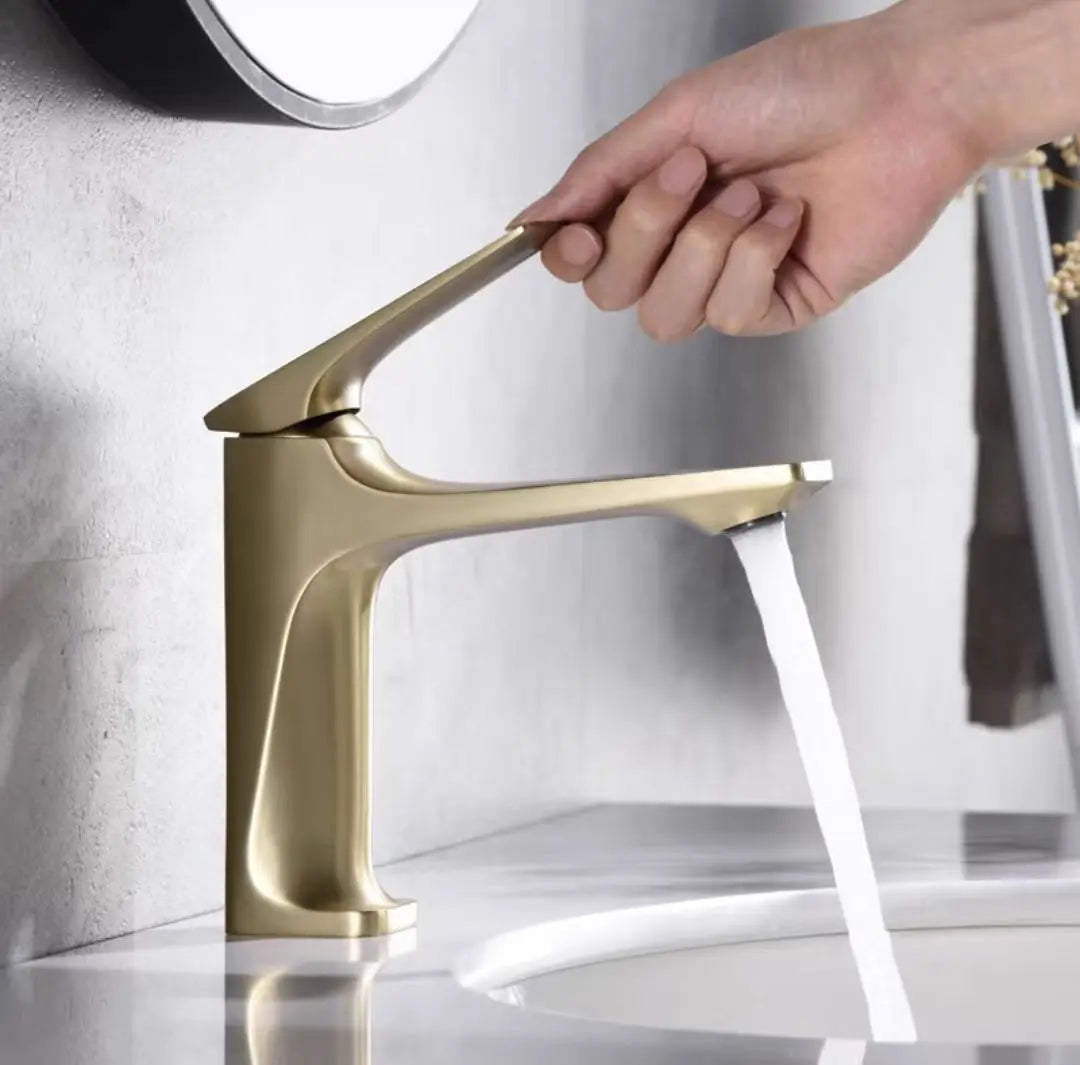 Brass Core Modern Bathroom Sink Faucet Single Handle Deck Mounted Wash Basin Water Tap Hot and Cold Mixer